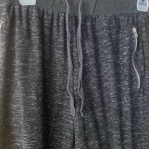 Ladies capris joggers with zipper pockets - Picture 2 of 4